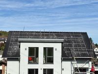 Montage von Solaranlagen in Neustadt Wied mit gro&szlig;en Batteriespeicher und Solarmodulen